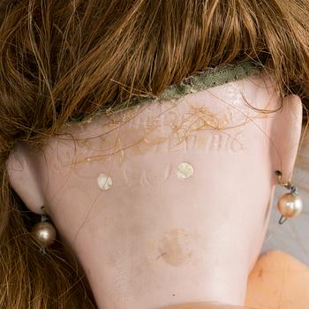 A SIMON & HALBIG DOLL 1039, GERMANY, 1910.