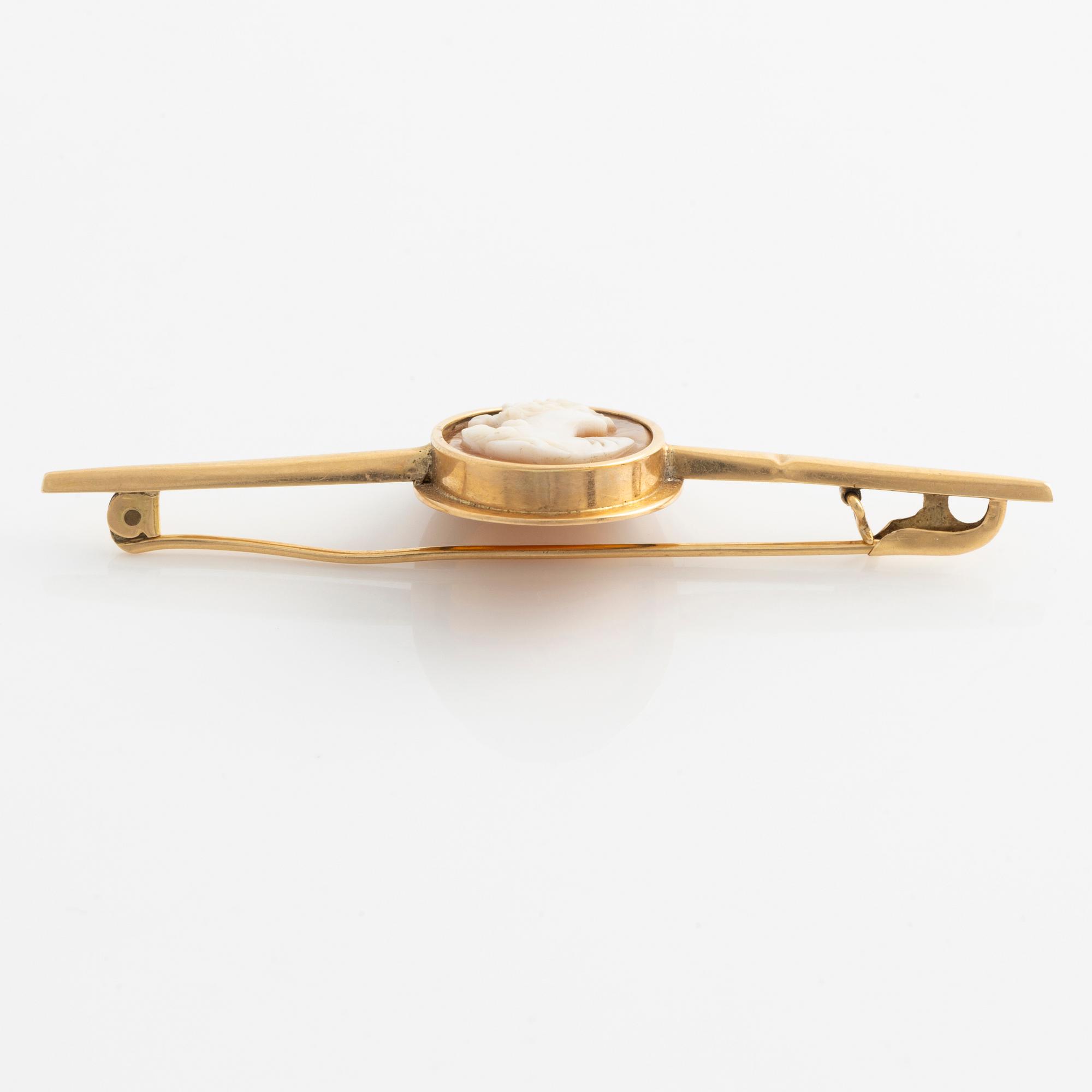 A demi-parure in 18K gold with sea shell cameos.