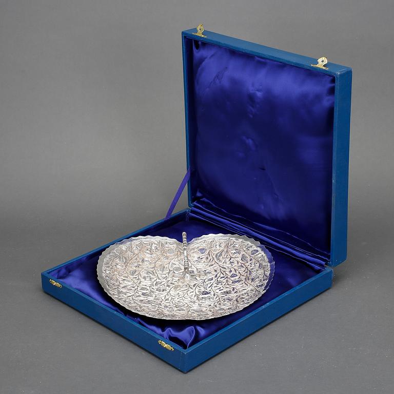 UPPLÄGGNINGSFAT, silver, 1900-talets förra hälft. Vikt ca 617 gram.