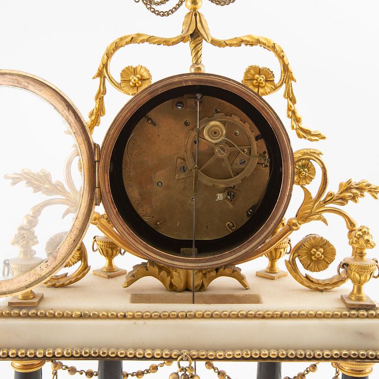 Louis XVI mantel clock, circa 1800, signed Roque a Paris (Joseph-Léonard Roque, active late 18th century).