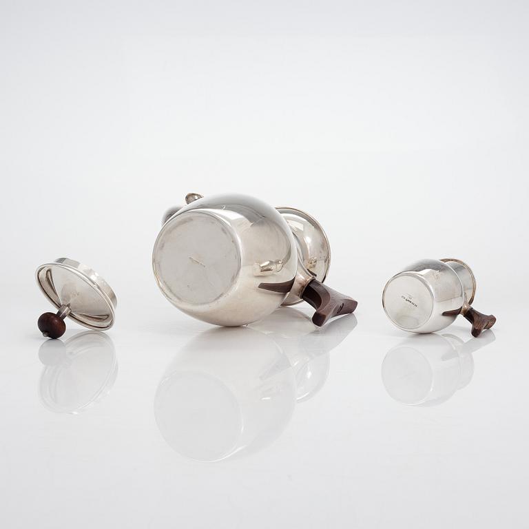 Tapio Wirkkala, a three-piece sterling silver and rosewood coffee set with tray, Kultakeskus, Hämeenlinna  1959-1971.