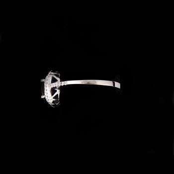 RING, 14k vitguld med safir ca1,75ct och diamanter tot ca 0,38ct. Vikt 3,3g.