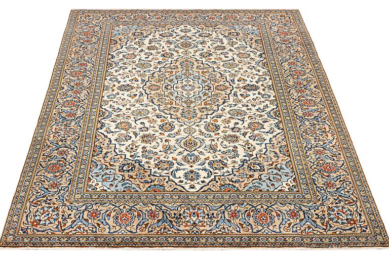 A Kashan carpet, a. 306 x 197 cm.