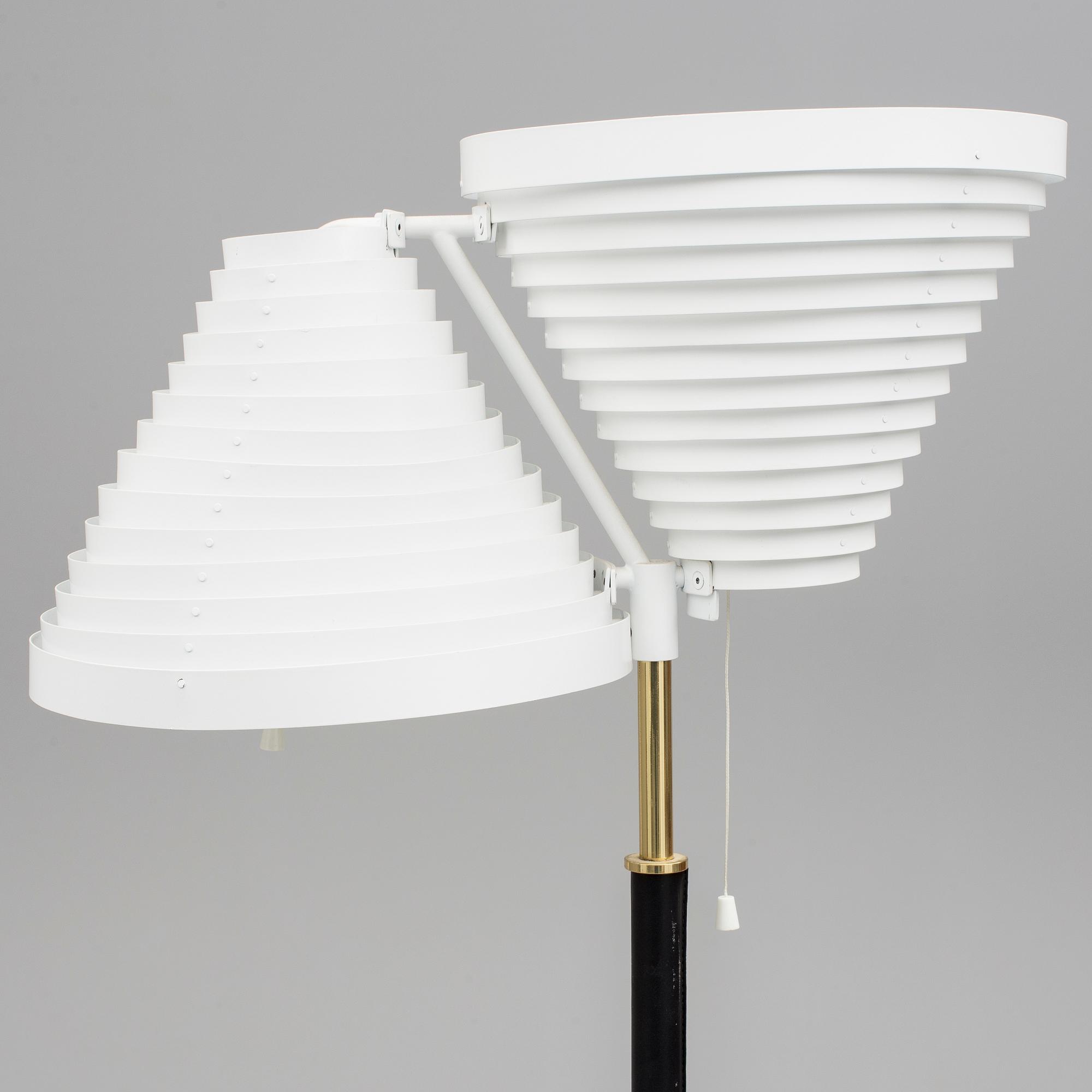 GOLVLAMPA, "modell A810", Alvar Aalto, Artek, Finland, 1900-talets andra hälft.