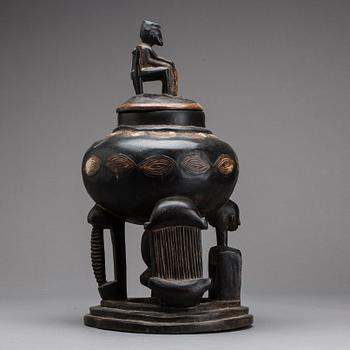 URNA MED LOCK, trä, etnografika.