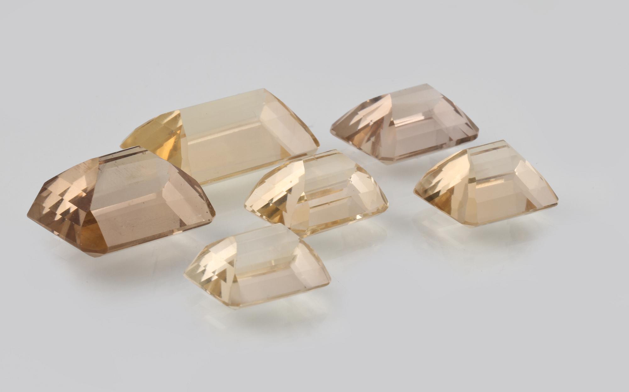 CITRINER, 6 st oinfattade med baguettslipning. Vikt 41,7 gram.