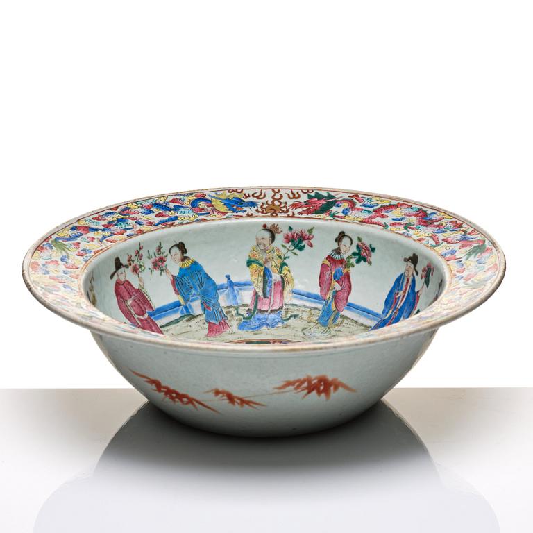 A large famille rose basin, Qing dynasty, 19th Century.