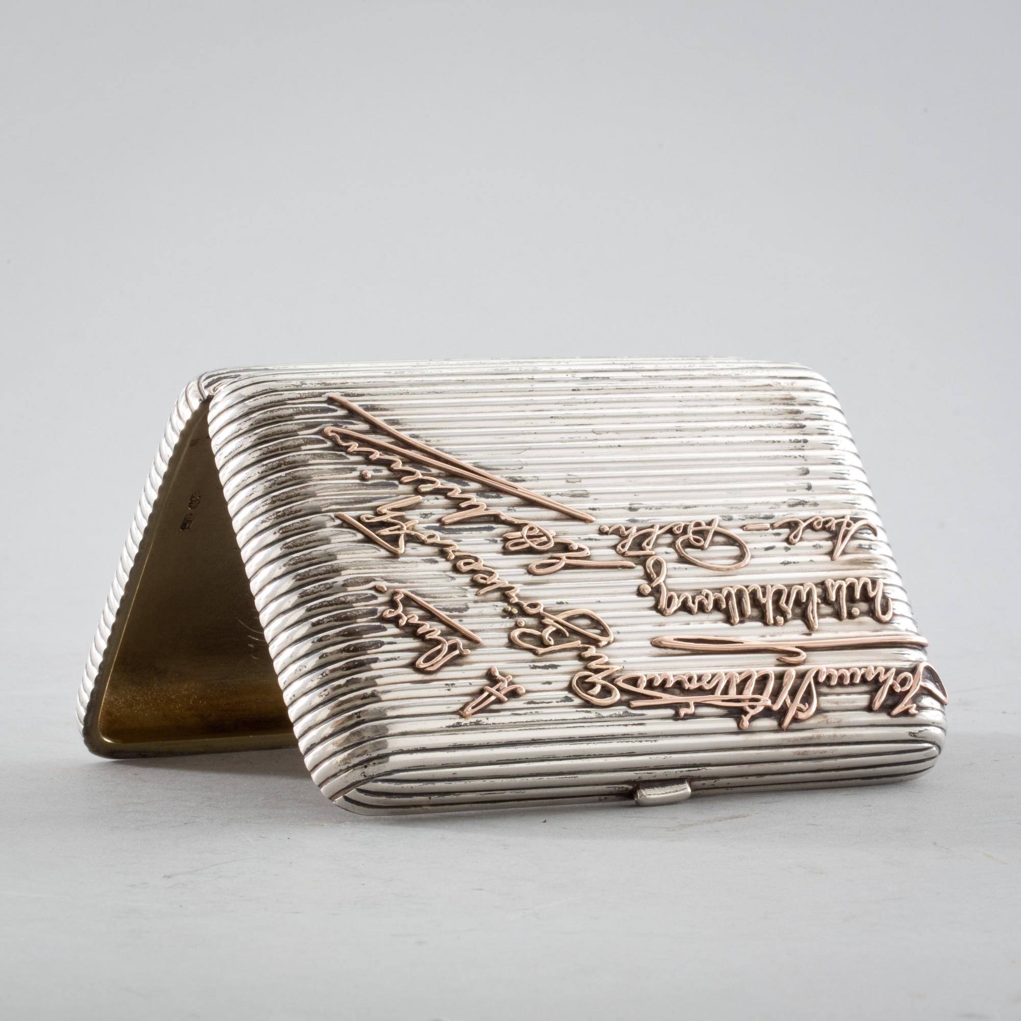 CIGARETTETUI, silver. Henrik Lassas, St Petersburg, 1800-talets slut. Vikt ca 300 gr.