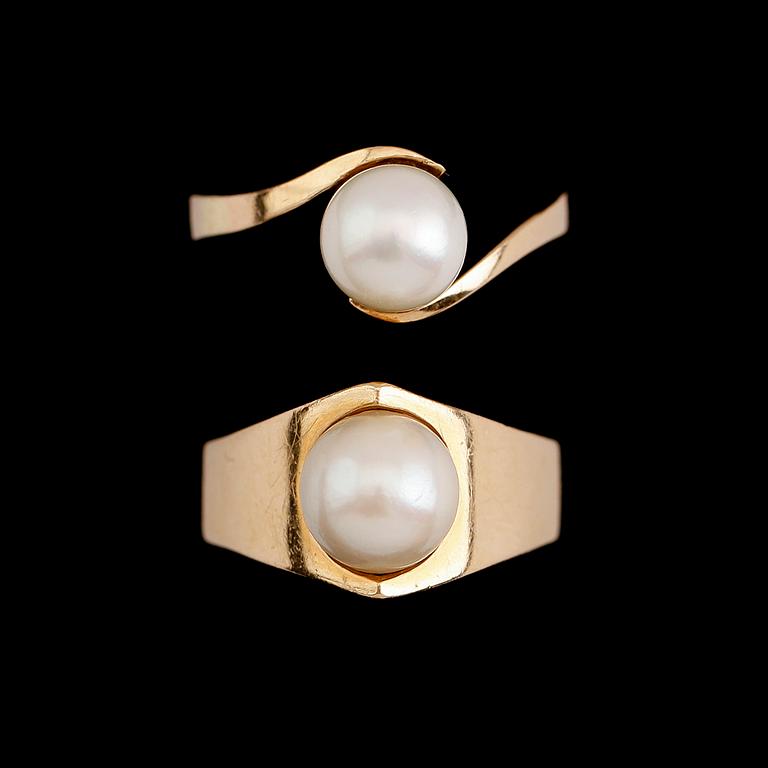 RINGAR, 2 st, 18 k guld och odlade pärlor 1964 och 1976. Vikt ca 8 g.