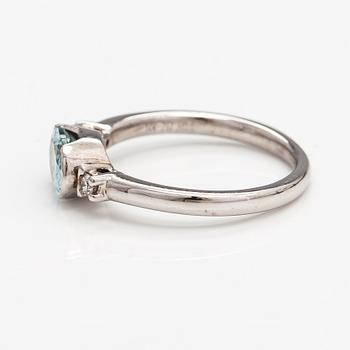 A 14K white gold ring with an aquamarine and diamonds ca. 0.08 ct in total.