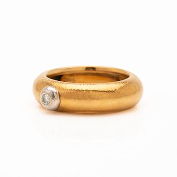 Ole Lynggaard, Ring, 18K gold, set with a brilliant-cut diamond weighing 0.06 ct.