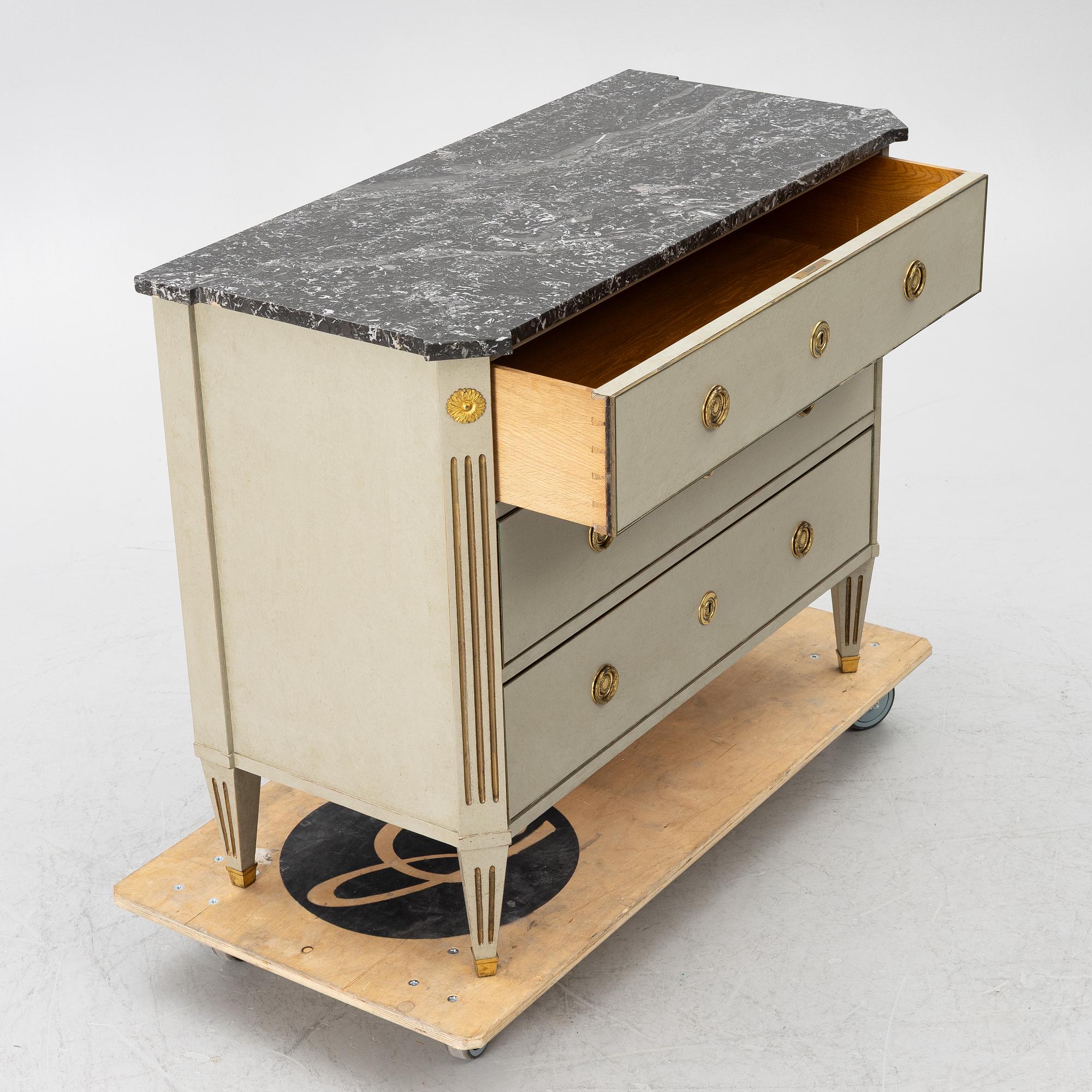 Chest of drawers, Gustavian style, first half of the 20th century.