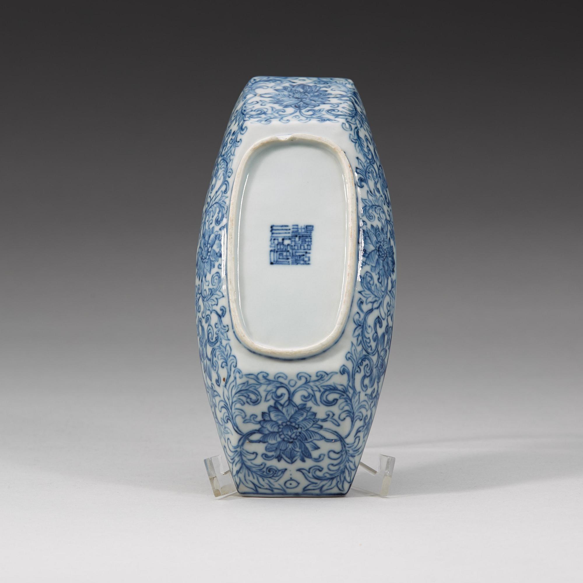 A blue and white stand for a cup, late Qing dynasty with sealmark.
