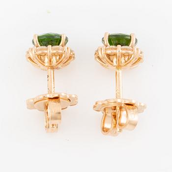 Ett par örhängen 14K guld  med gröna fasettslipade turmaliner och runda briljantslipade diamanter.