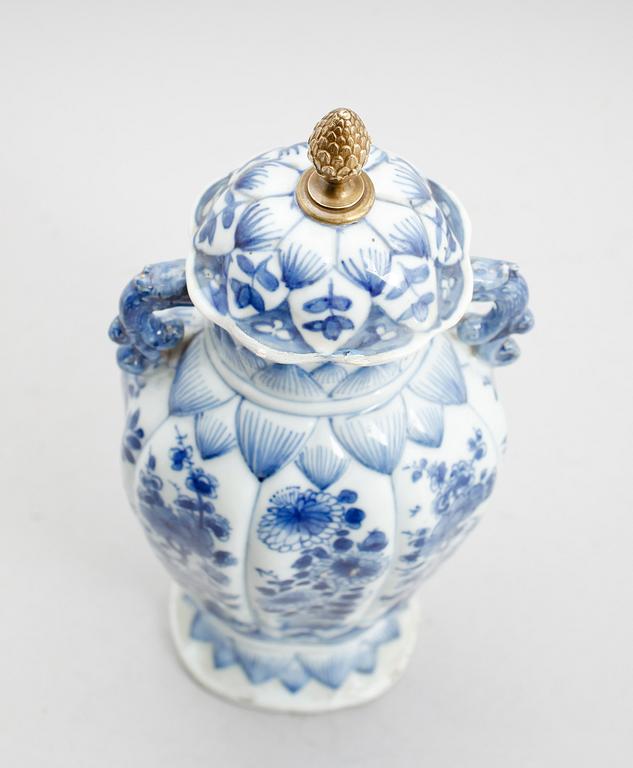 LOCKURNA, porslin, Kina, sannolikt 1800-tal.
