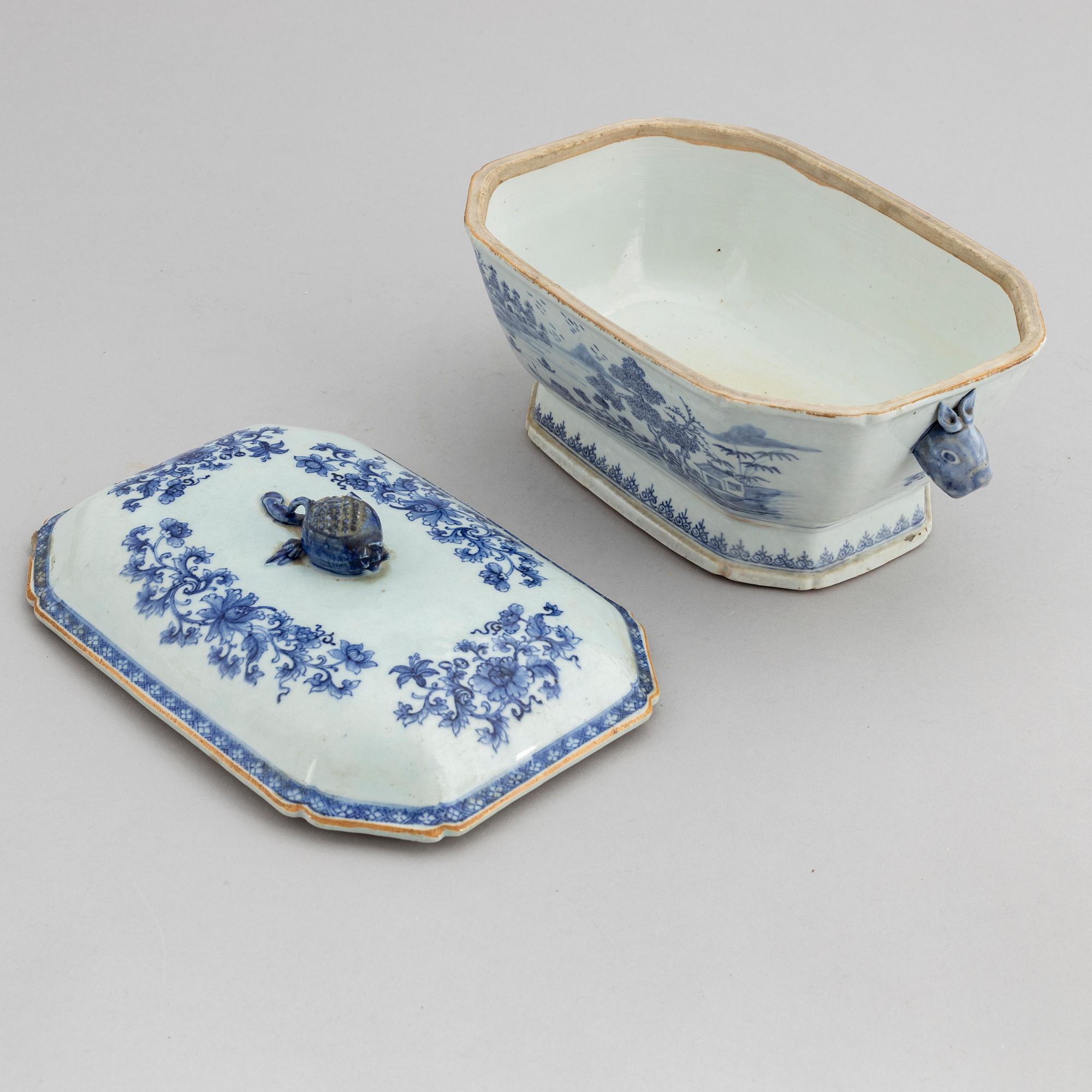 A blue and white export porcelain tureen with cover, Qing dynasty, Qianlong (1736-95).