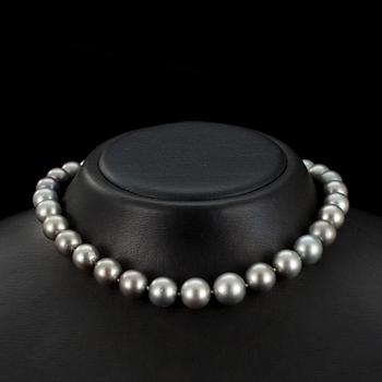 PÄRLCOLLIER, silvergrå pärlor, låset guld 14K. 1900-talets slut.