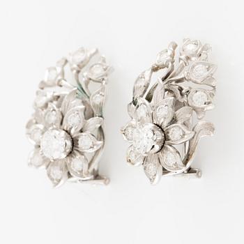 A pair of earrings in 18K gold set with round brilliant-cut diamonds.