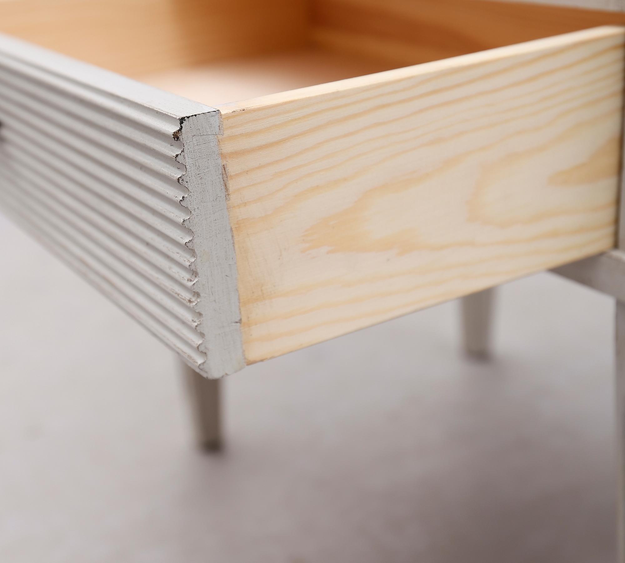 SÄNGBORD, gustaviansk stil, 1900-talets andra hälft.