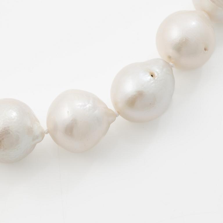 Necklace with cultured baroque freshwater pearls and an 18K gold clasp.