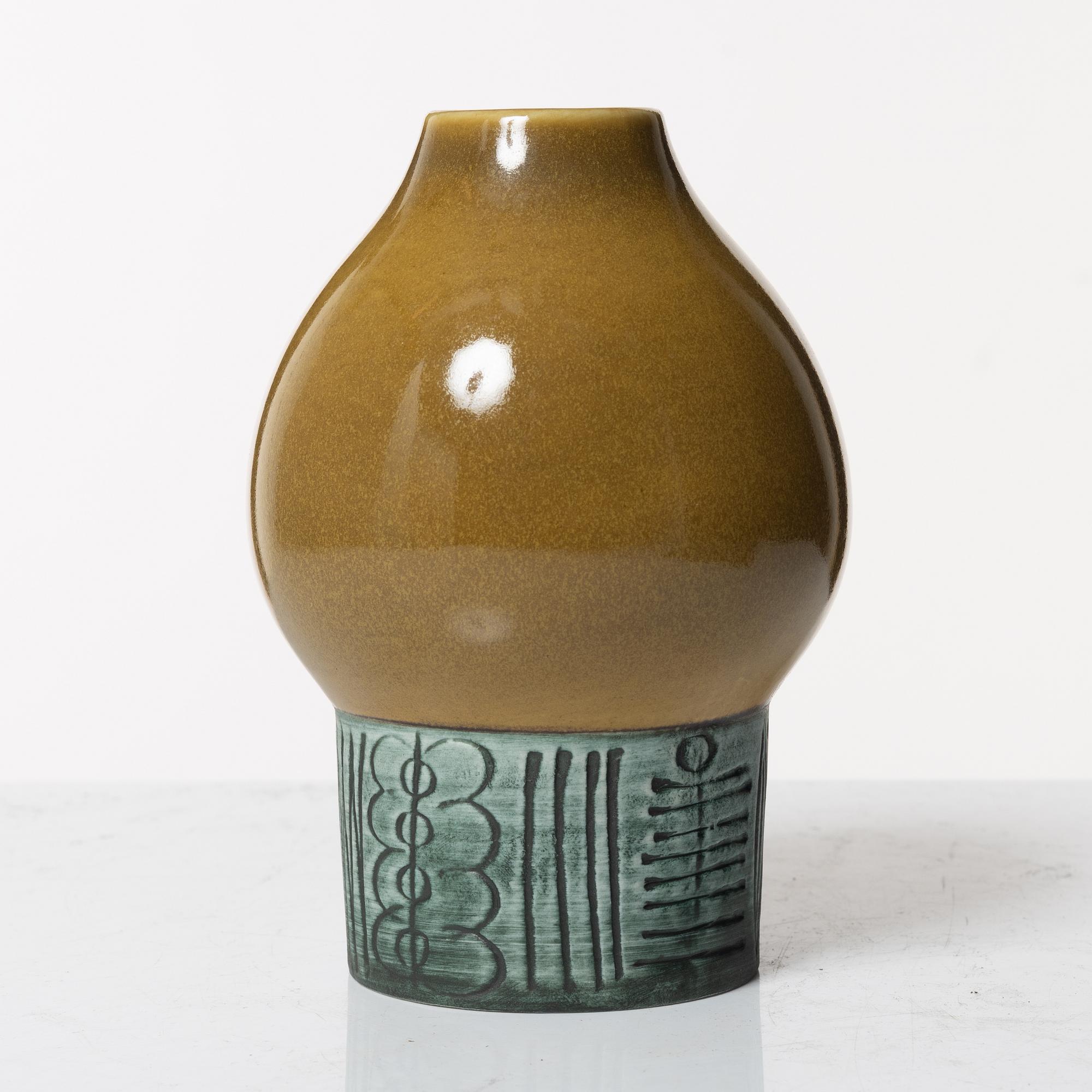 Lisa Larson, väggrelief samt vas, Gustavsberg.