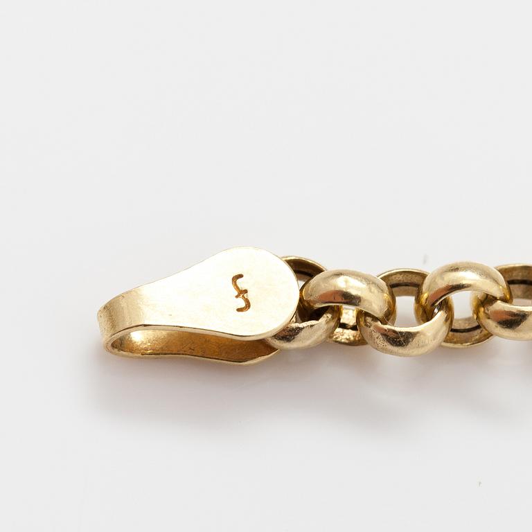 An 18K gold necklace.