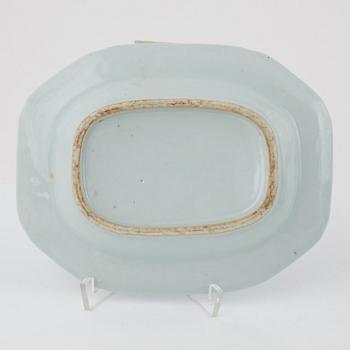 Terrin med lock, tallrik och smörterrin med lock och fat, porslin, Kina, 1700- och 1800-tal.