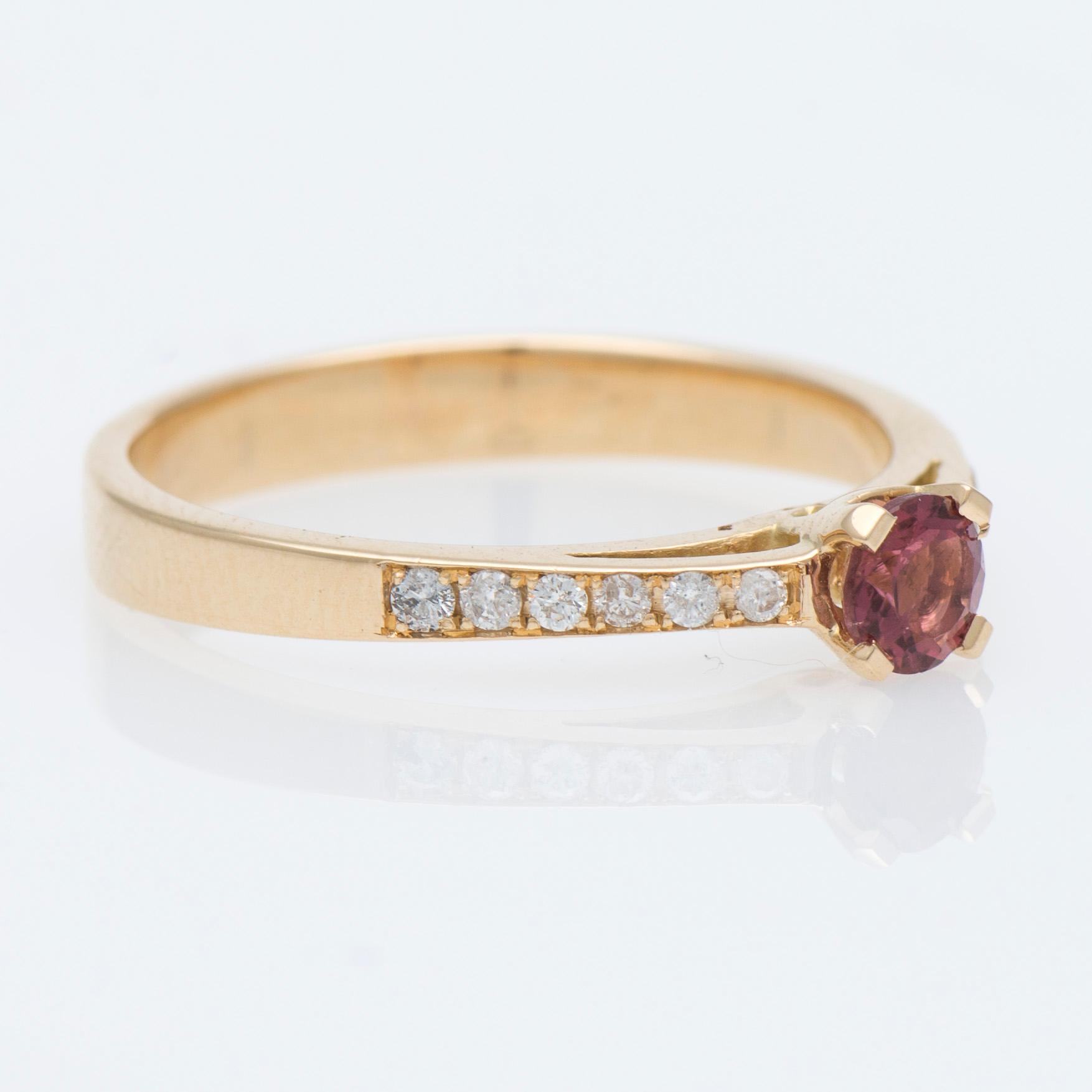 RING, fasettslipad turmalin, diamanter, 14K guld.