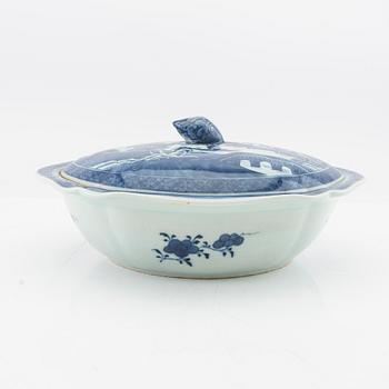 A blue and white export porcelain tureen with cover, China, Qing dynasty, around 1800.