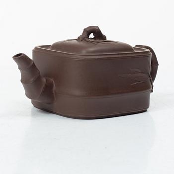 Två tekannor, yixing, Kina, tidigt 1980-tal.