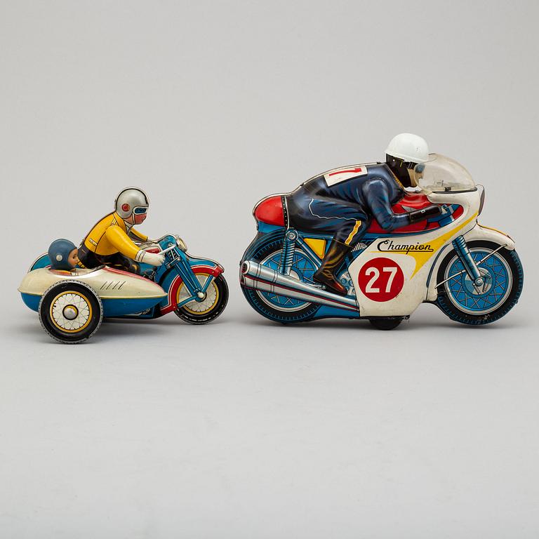 LEKSAKSMOTORCYKLAR, 2 stycken, plåt, Japan samt Kina, 1960-tal.