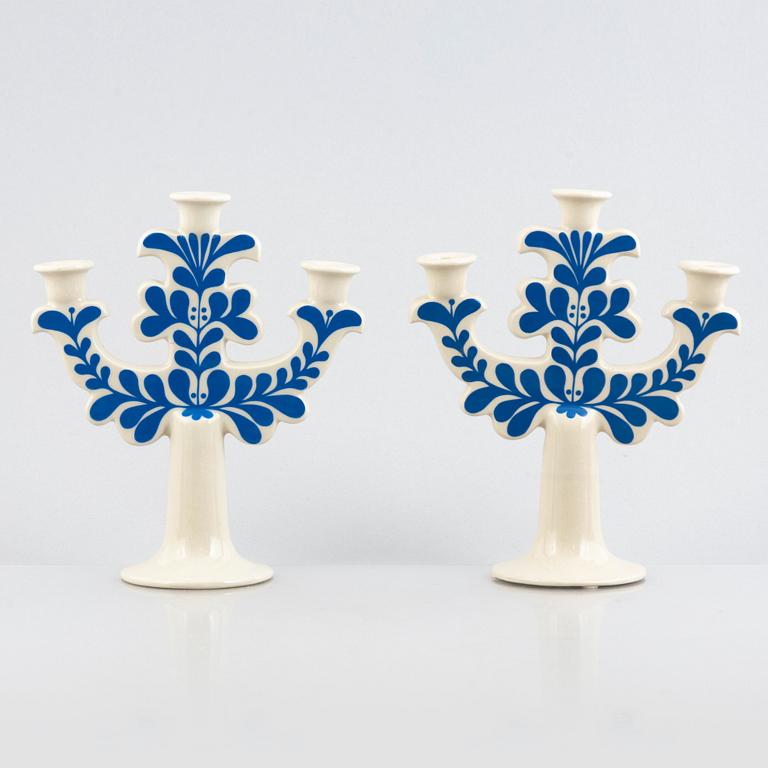 Lisa Larson, ljusstakar, 6 st, ljuslykta samt salt- och pepparströare, stengods och majolika, bl.a. Höganäs.