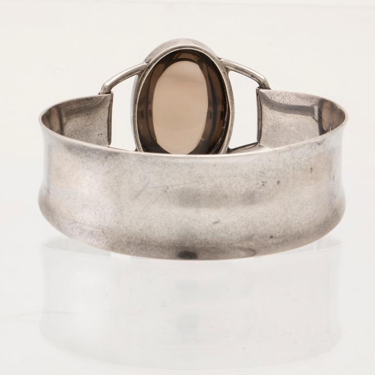 Armband silver med cabochonslipad rökkvarts, Gussi Malmö 1964.
