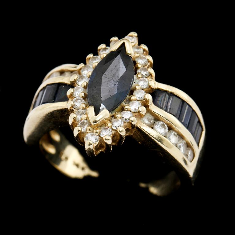RING, 14k guld med 30 briljantslipade diamanter, en navettslipad blå safir samt  10 baguettslipade blå safirer. Vikt 7g.