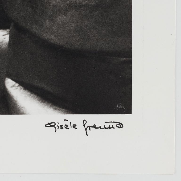 Gisèle Freund, "Max Ernst à la Fonderie Susse, Paris 1968".