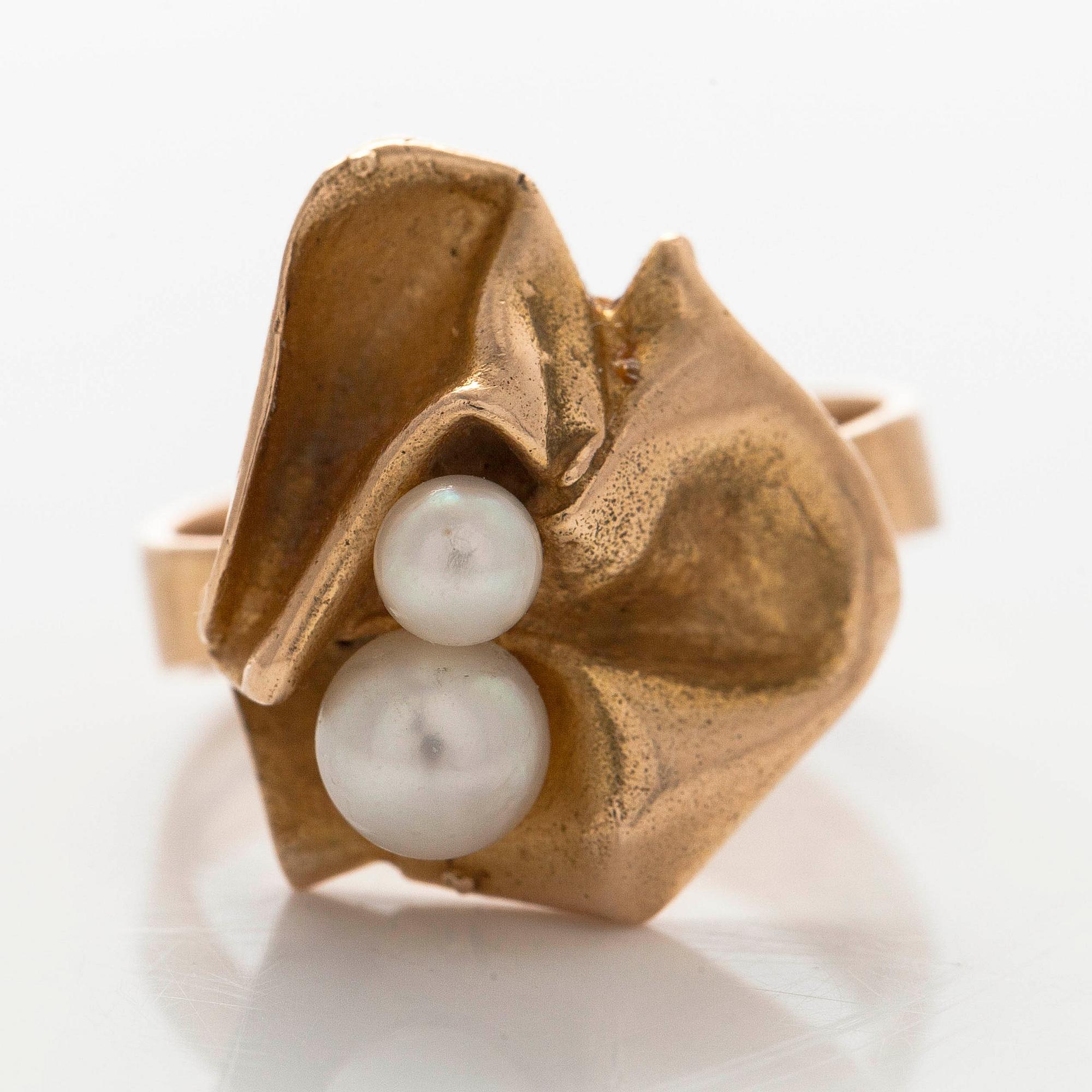 Björn Weckström, ring "Brutet löv", 14K guld och odlade pärlor. Lapponia 1971.