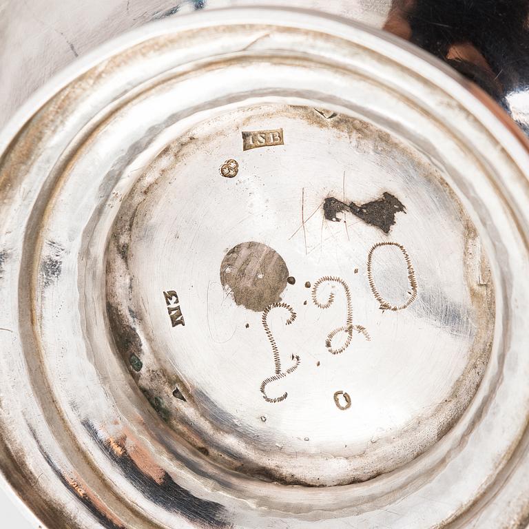 ISAAC SANDBECK, KASTIKEMALJA aluslautasella, hopeaa, Tukholma 1819.