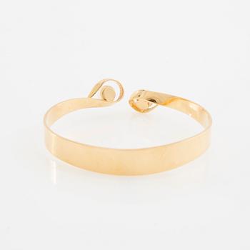 Bracelet 18K gold with cultured pearls.
