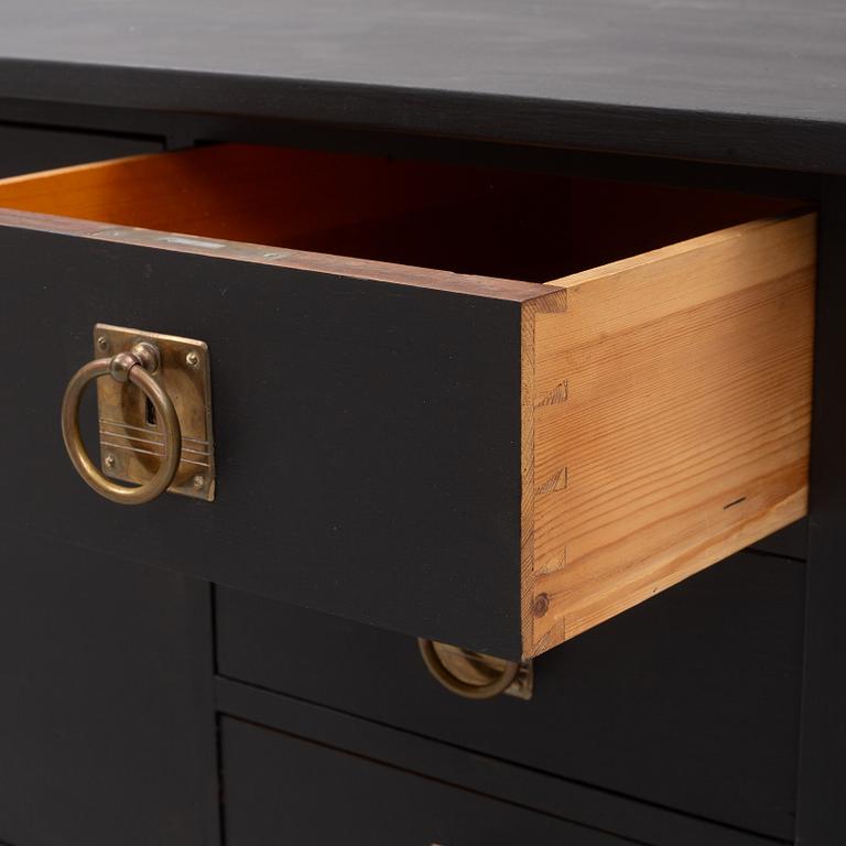 A chest of drawers, early 20th Century.