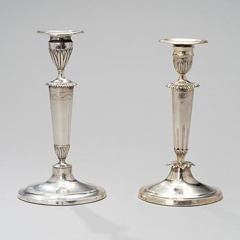 LJUSSTAKAR ETT PAR silver, 1800-talets början troligen Frankfurt.