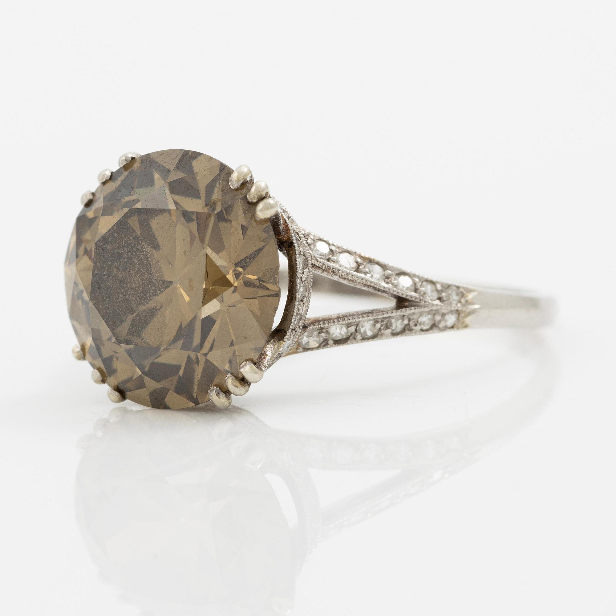 Ring platina med gulgrönbruntonad rund briljantslipad diamant ca 5.50 ct. CG Hallberg, Stockholm 1951.