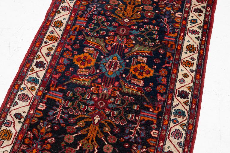 A semi-antique Hamadan runners carpet, 290 x 100 cm.
