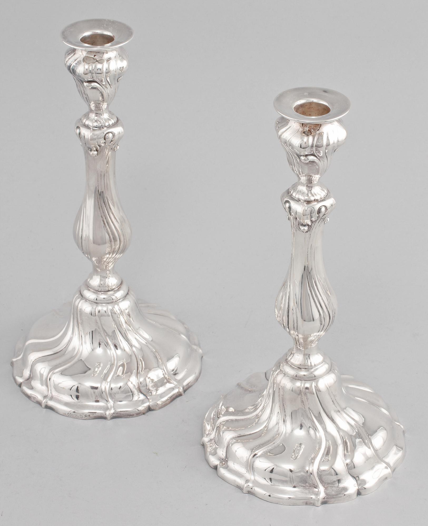 LJUSSTAKAR, ett par, silver, rokokostil, Tyskland, omkring 1900-talets mitt.