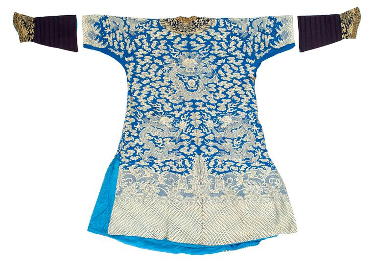 ROBE, silk. China, late Qing. Height 133 cm.