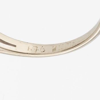 Ring 18K vitguld med en rubin samt briljant- och baguettslipade diamanter.