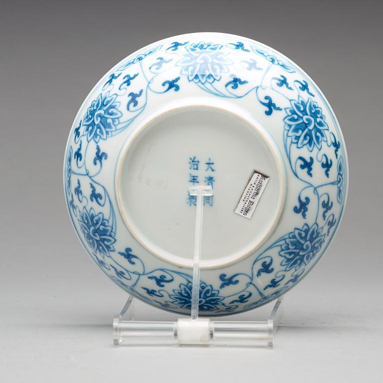 A blue and white lotus dish, Qing dynasty with Tongzhis mark to the base.