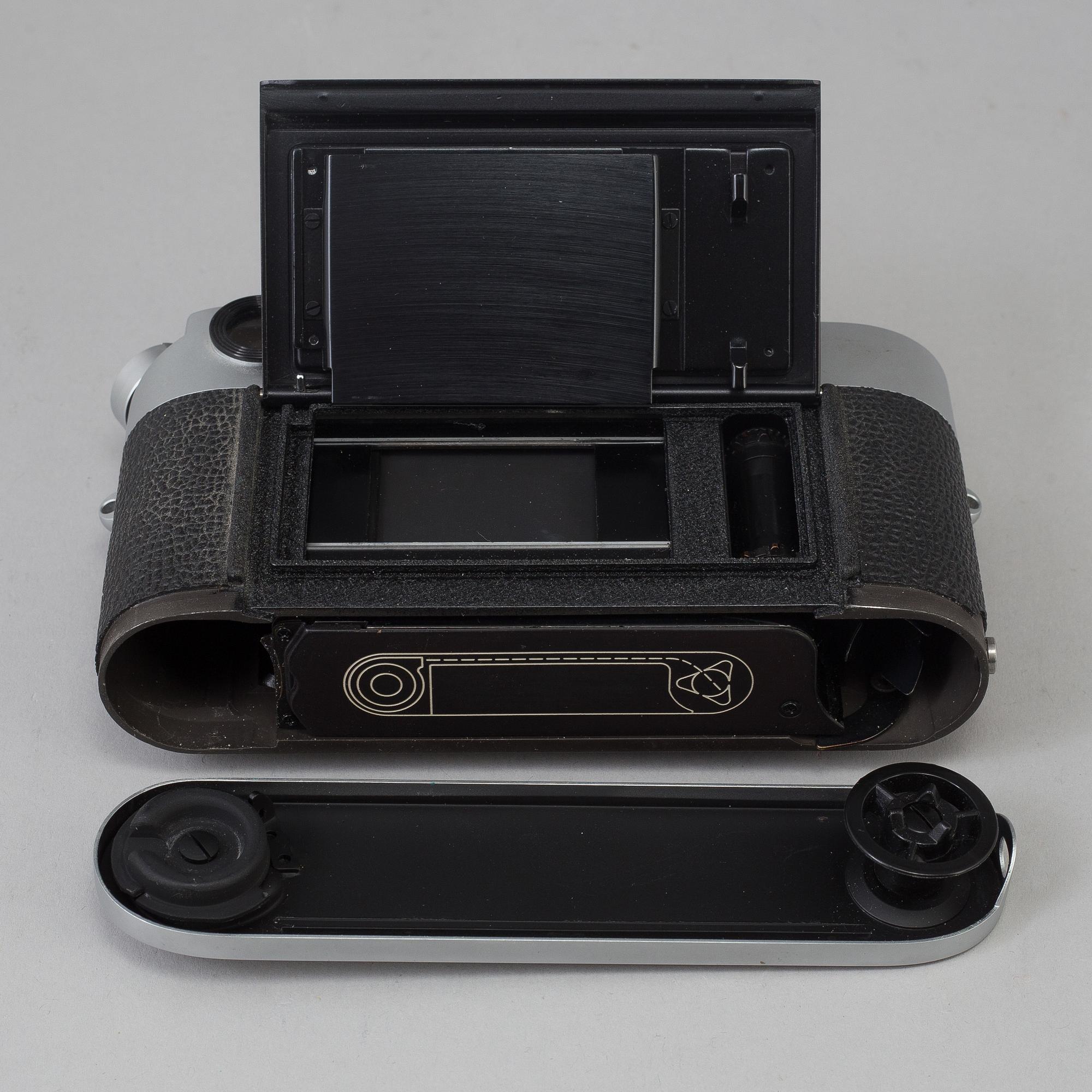 A chrome body Leica M4 no 1208039 from Wetzlar 1968. With Summilux 1:1.4/50.