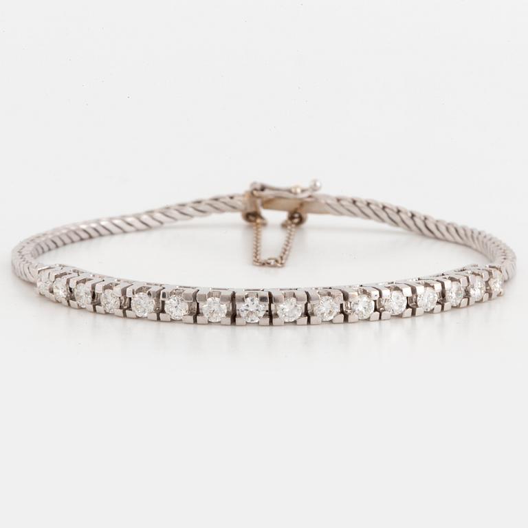 Brilliant-cut diamond bracelet.