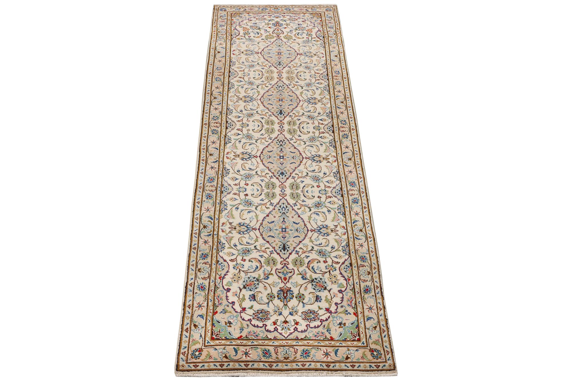 A Kashan runner carpet, c. 344 x 81 cm.