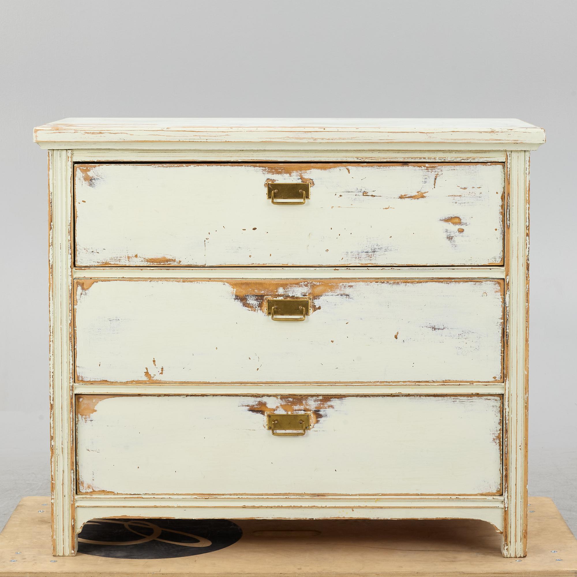 A chest of drawers, early 20th Century.